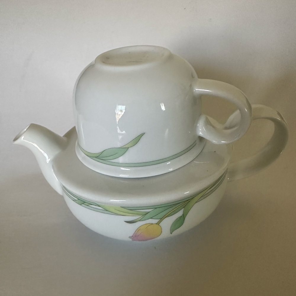 Toscany Collection Japan White
Floral Teapot and Cup Set